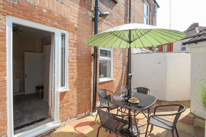 11 Lennox Street in Weymouth, Dorset. Three-bedrooms. Enclosed courtyard. Smart TV. Washing machine.