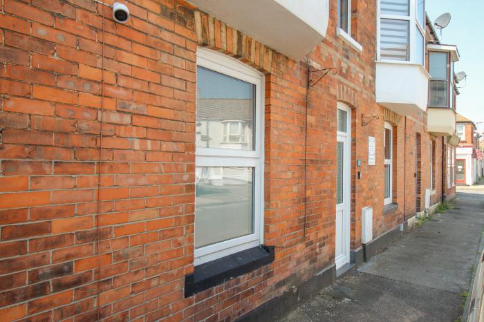 11 Lennox Street in Weymouth, Dorset. Three-bedrooms. Enclosed courtyard. Smart TV. Washing machine.