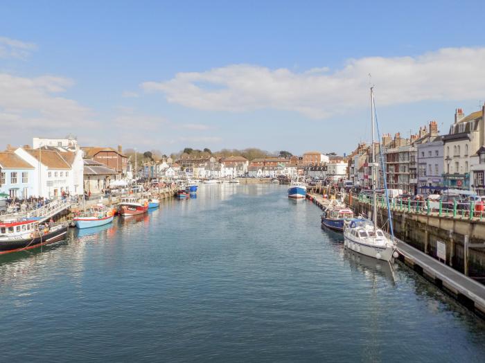 11 Lennox Street in Weymouth, Dorset. Three-bedrooms. Enclosed courtyard. Smart TV. Washing machine.