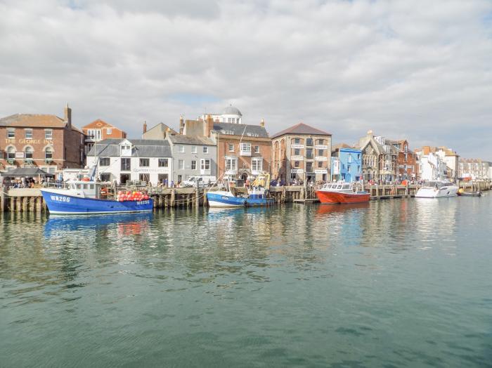 11 Lennox Street in Weymouth, Dorset. Three-bedrooms. Enclosed courtyard. Smart TV. Washing machine.