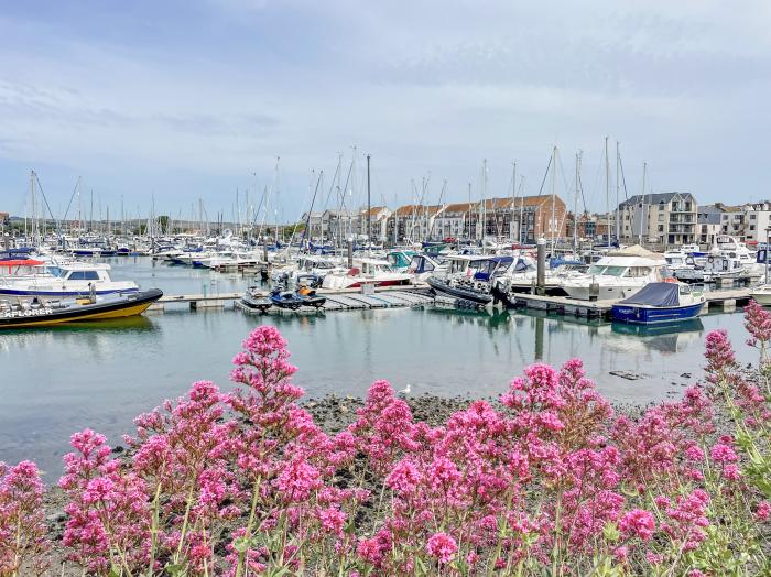 11 Lennox Street in Weymouth, Dorset. Three-bedrooms. Enclosed courtyard. Smart TV. Washing machine.