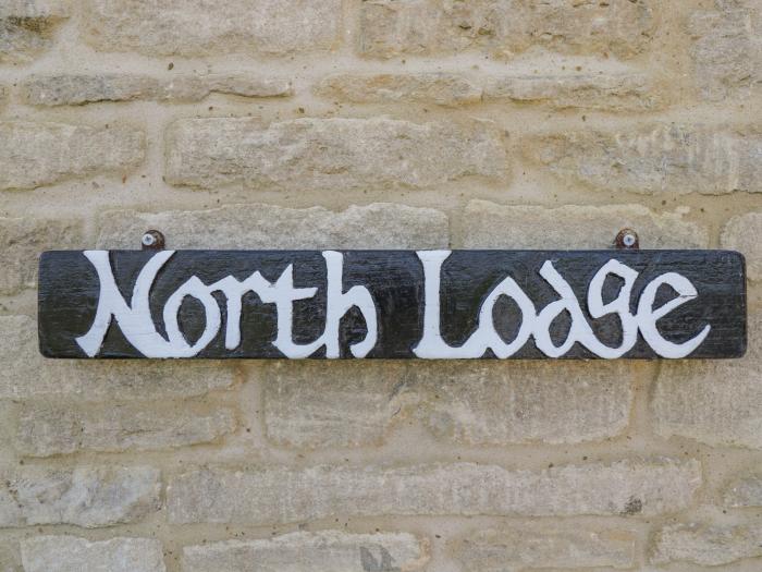 North Lodge is in Malmesbury near Sherston Wiltshire. Near an AONB. Smart TV. Off-road parking. 3bed