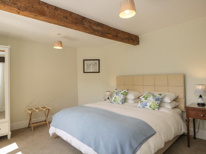 North Lodge is in Malmesbury near Sherston Wiltshire. Near an AONB. Smart TV. Off-road parking. 3bed