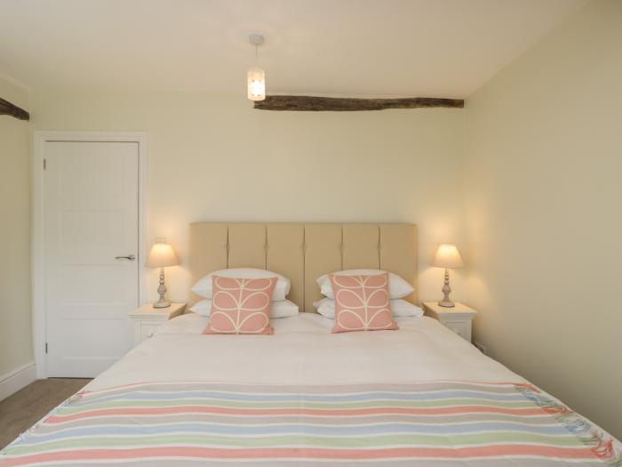 North Lodge is in Malmesbury near Sherston Wiltshire. Near an AONB. Smart TV. Off-road parking. 3bed