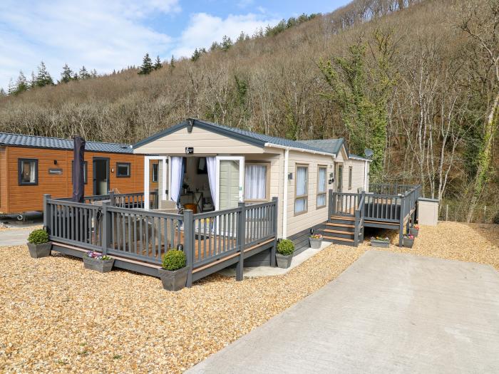 Woodpecker Lodge near Llanarth in Ceredigion. Ground-floor and stylish accommodation. Near the beach