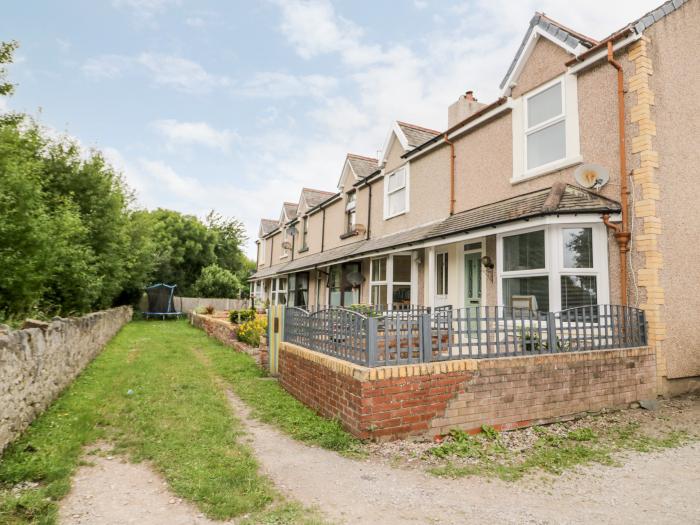 1 River View Terrace, is in Llandudno Junction, Conwy. Two-bedroom cottage near amenities and beach.