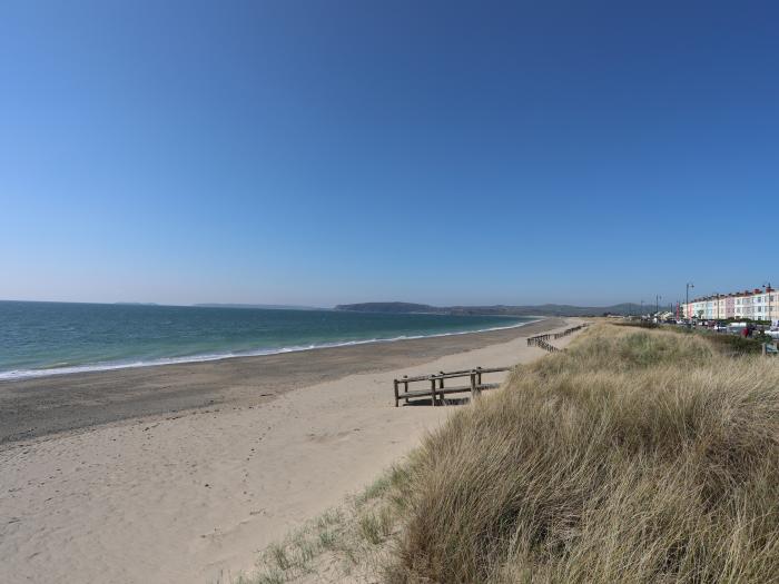 Tir a Mor, Pwllheli, Gwynedd, North Wales, sea views, close to amenities and a beach, Smart TV, 3bed