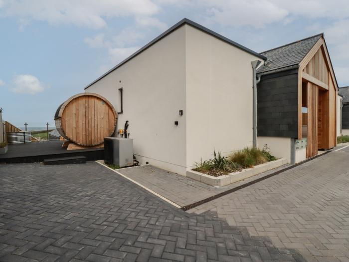 5 Longshore in Newquay, Cornwall.Off-road parking, reverse-level, hot tub, close to a beach, sauna.