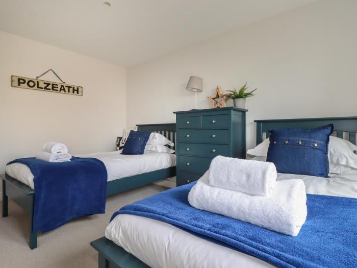 5 Longshore in Newquay, Cornwall.Off-road parking, reverse-level, hot tub, close to a beach, sauna.