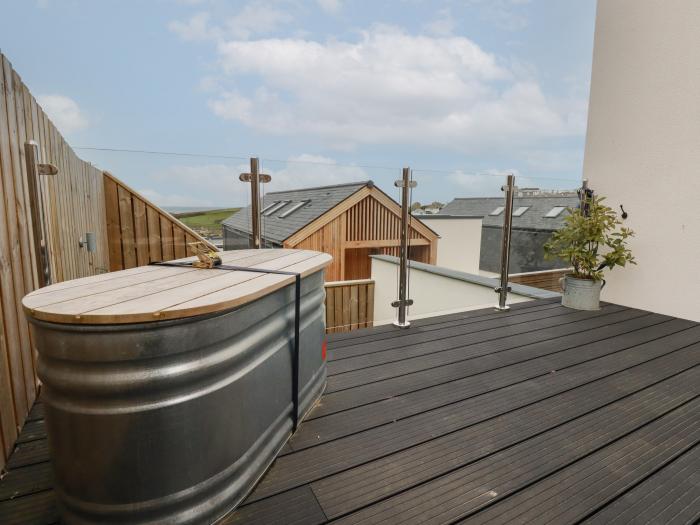 5 Longshore in Newquay, Cornwall.Off-road parking, reverse-level, hot tub, close to a beach, sauna.