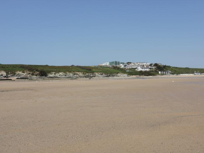 5 Longshore in Newquay, Cornwall.Off-road parking, reverse-level, hot tub, close to a beach, sauna.