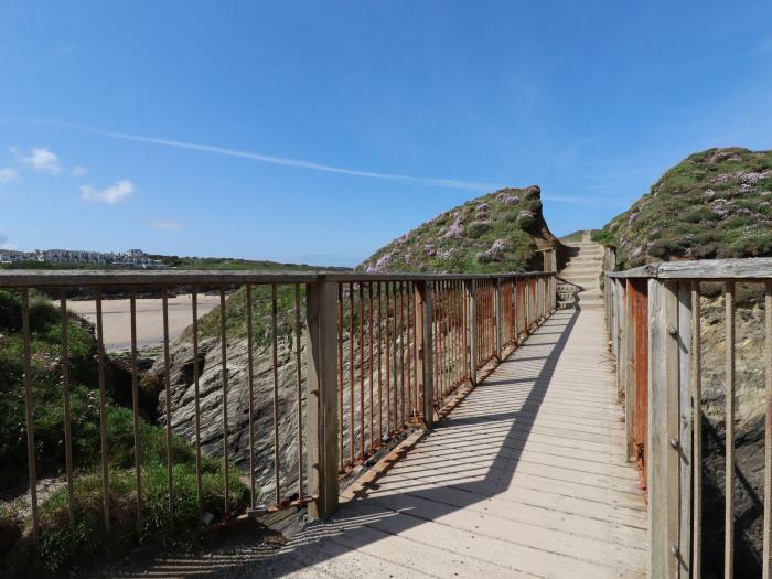 5 Longshore in Newquay, Cornwall.Off-road parking, reverse-level, hot tub, close to a beach, sauna.