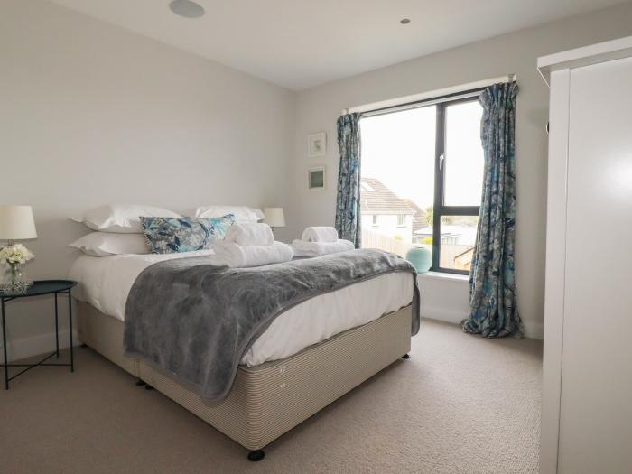 5 Longshore in Newquay, Cornwall.Off-road parking, reverse-level, hot tub, close to a beach, sauna.