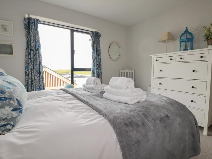 5 Longshore in Newquay, Cornwall.Off-road parking, reverse-level, hot tub, close to a beach, sauna.