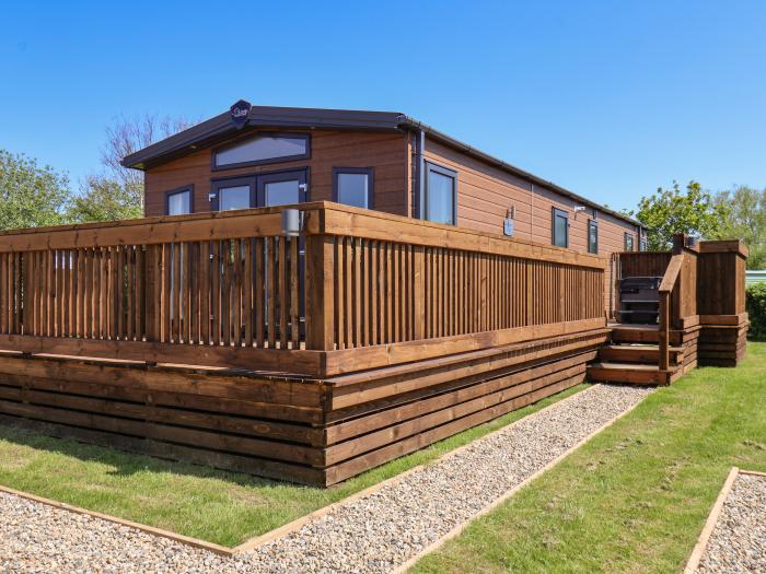 Mayflower Lodge in Staithes, North York Moors. Hot tub, Smart TV, decking, electric fire, parking.