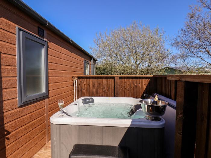 Buttercup Lodge near Runswick Bay near Staithes, North York Moors, off-road parking, hot tub, 2bed