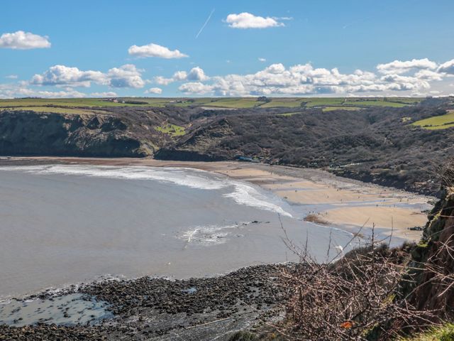 Rose Lodge in Runswick Bay near Staithes. Close to amenities and use of private decking & hot tub