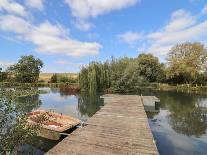 The Tunnel at Bridge Lake Farm & Fishery, Oxfordshire. Hot tub. Perfect for couples. Stunning views.