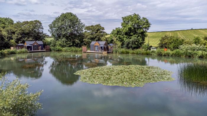 The Tunnel at Bridge Lake Farm & Fishery, Oxfordshire. Hot tub. Perfect for couples. Stunning views.