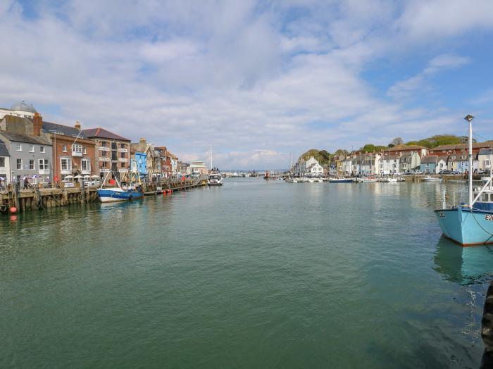 Tranquil Tides is in Weymouth, in Dorset. Ground-floor apartment, ideal for couples. Near amenities.