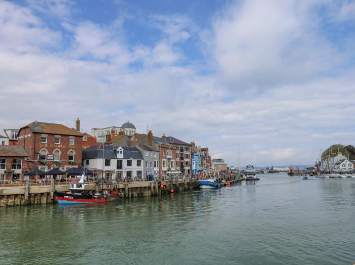 Tranquil Tides is in Weymouth, in Dorset. Ground-floor apartment, ideal for couples. Near amenities.