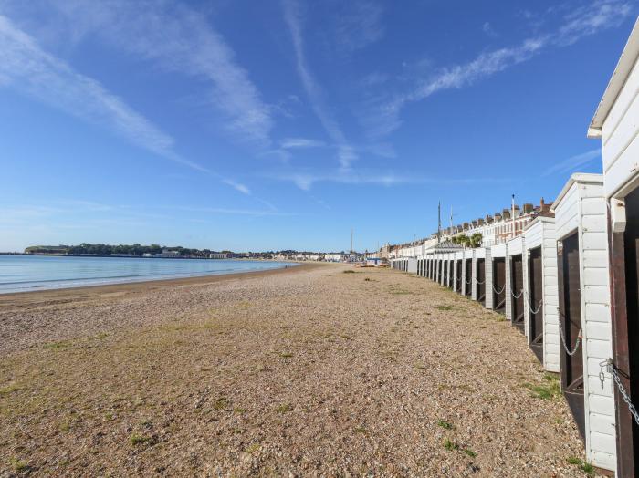 Tranquil Tides is in Weymouth, in Dorset. Ground-floor apartment, ideal for couples. Near amenities.