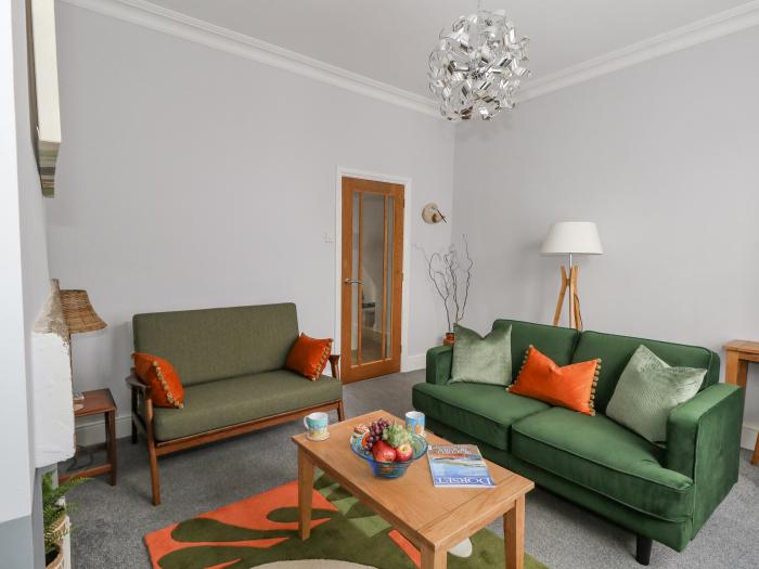 Tranquil Tides is in Weymouth, in Dorset. Ground-floor apartment, ideal for couples. Near amenities.