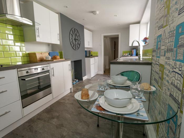 Tranquil Tides is in Weymouth, in Dorset. Ground-floor apartment, ideal for couples. Near amenities.