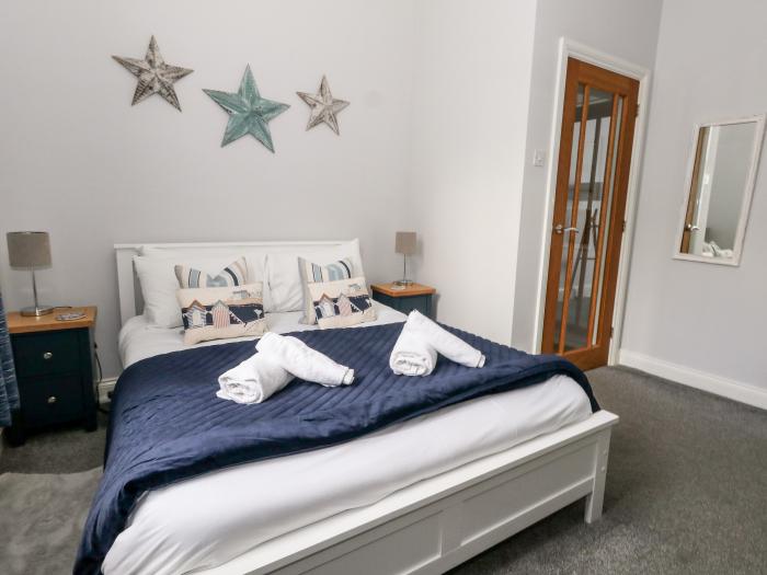 Tranquil Tides is in Weymouth, in Dorset. Ground-floor apartment, ideal for couples. Near amenities.