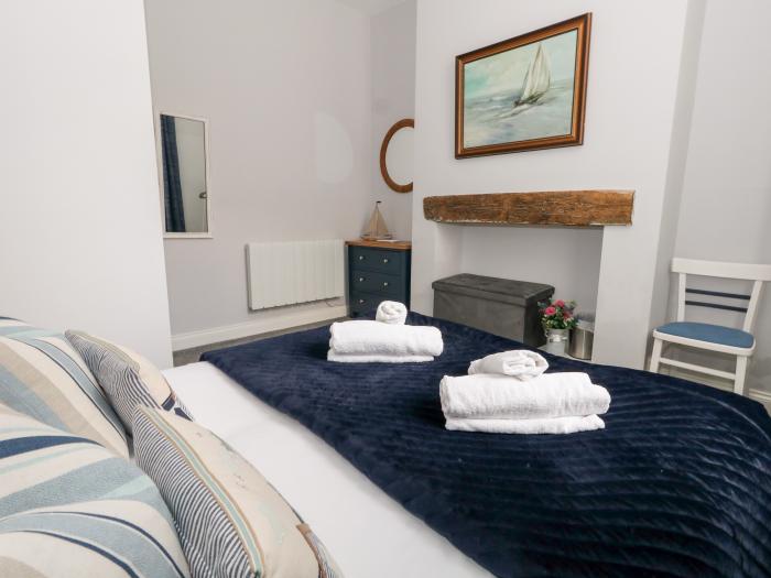 Tranquil Tides is in Weymouth, in Dorset. Ground-floor apartment, ideal for couples. Near amenities.