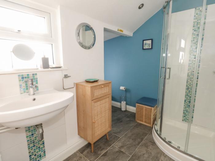 Tranquil Tides is in Weymouth, in Dorset. Ground-floor apartment, ideal for couples. Near amenities.