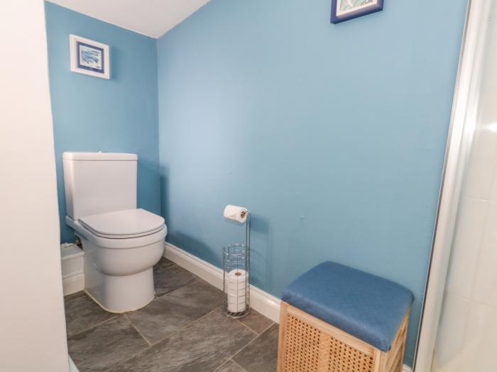 Tranquil Tides is in Weymouth, in Dorset. Ground-floor apartment, ideal for couples. Near amenities.