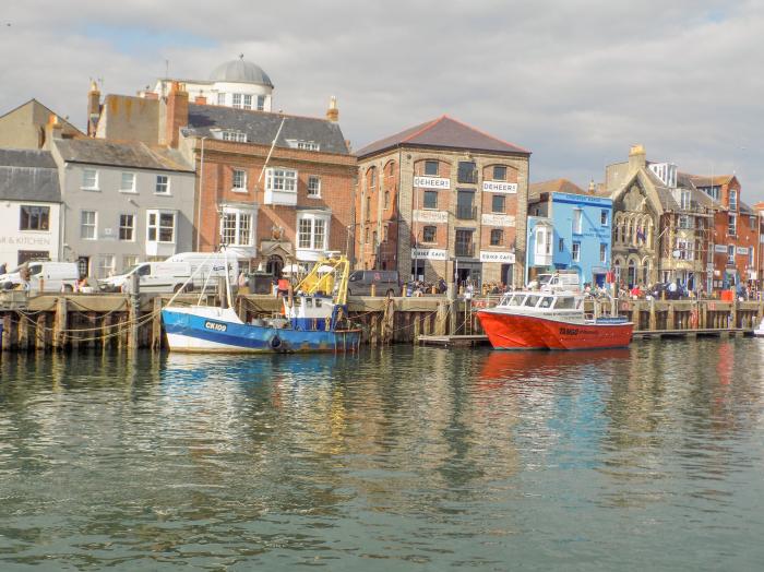 Tranquil Tides is in Weymouth, in Dorset. Ground-floor apartment, ideal for couples. Near amenities.