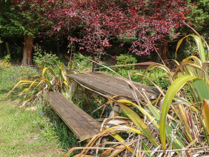 Can Yr Afon, Beddgelert, Snowdonia. Two bedrooms. Garden with direct river access. Pet-friendly. TV.