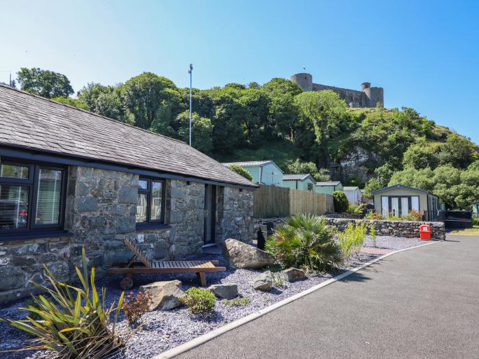 Woodlands Falls Cottages, Harlech, Gwynedd, Wales. Close to a shop, a pub, a beach and a castle. TV.