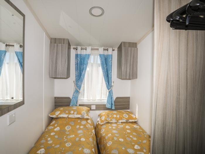 The Caravan - Cilan, near Abersoch in Gwynedd. Travel cot. Smart TV. Off-road parking. Single-storey