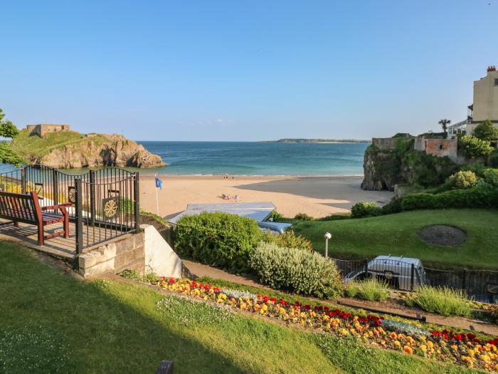 Little Rosemount in Tenby, Pembrokeshire. Driveway parking. Close to beach and amenities. Dishwasher