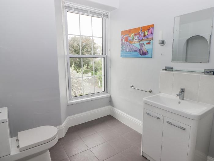 Little Rosemount in Tenby, Pembrokeshire. Driveway parking. Close to beach and amenities. Dishwasher