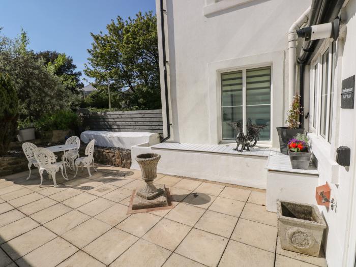 Little Rosemount in Tenby, Pembrokeshire. Driveway parking. Close to beach and amenities. Dishwasher