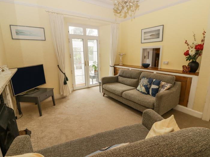 Little Rosemount in Tenby, Pembrokeshire. Driveway parking. Close to beach and amenities. Dishwasher