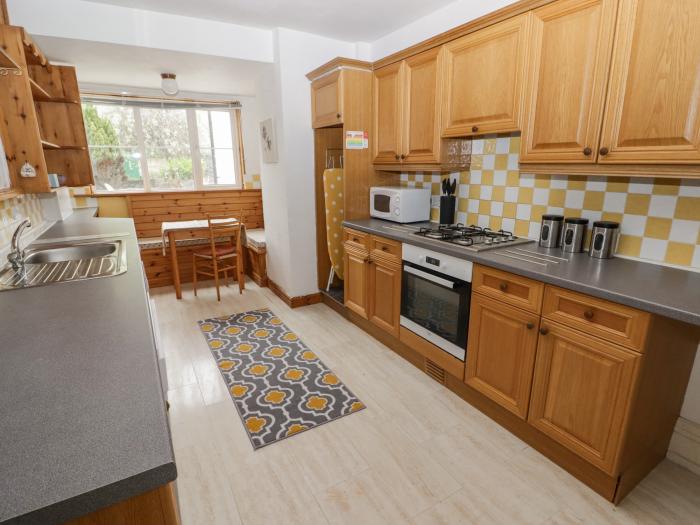 Little Rosemount in Tenby, Pembrokeshire. Driveway parking. Close to beach and amenities. Dishwasher