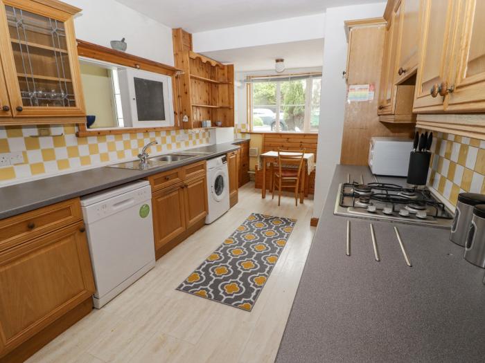 Little Rosemount in Tenby, Pembrokeshire. Driveway parking. Close to beach and amenities. Dishwasher