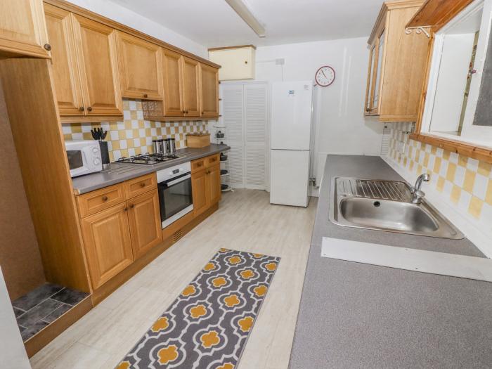 Little Rosemount in Tenby, Pembrokeshire. Driveway parking. Close to beach and amenities. Dishwasher