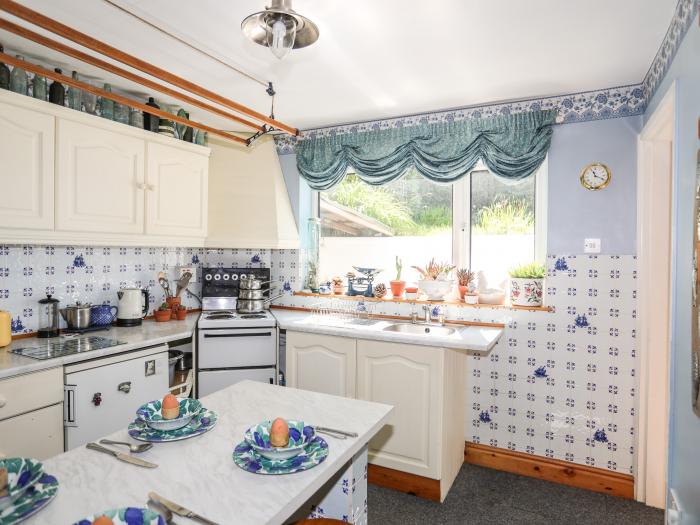 6 Maen Y Wern, Criccieth, Gwynedd. Near a National Park. Woodburning stove. Close to a beach. Garden