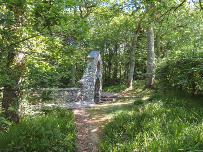 6 Maen Y Wern, Criccieth, Gwynedd. Near a National Park. Woodburning stove. Close to a beach. Garden