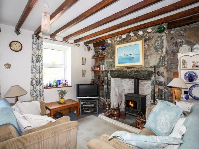 6 Maen Y Wern, Criccieth, Gwynedd. Near a National Park. Woodburning stove. Close to a beach. Garden