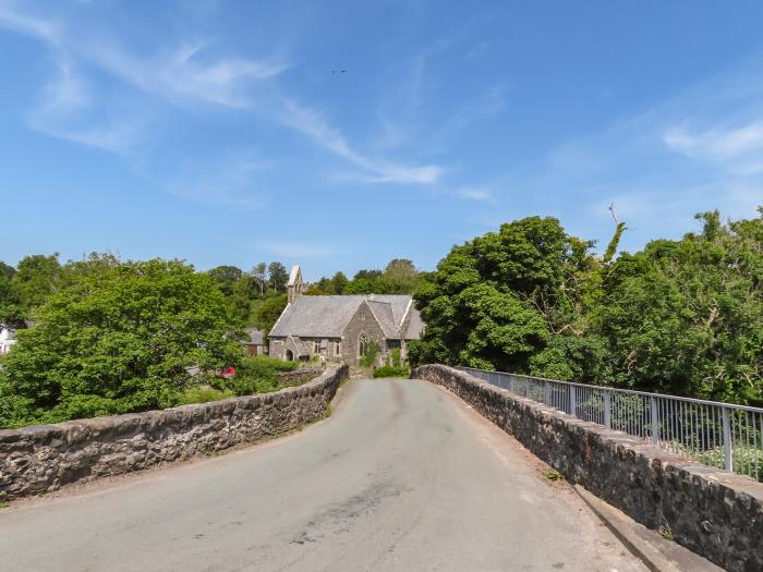 6 Maen Y Wern, Criccieth, Gwynedd. Near a National Park. Woodburning stove. Close to a beach. Garden