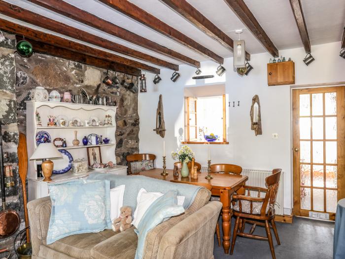 6 Maen Y Wern, Criccieth, Gwynedd. Near a National Park. Woodburning stove. Close to a beach. Garden