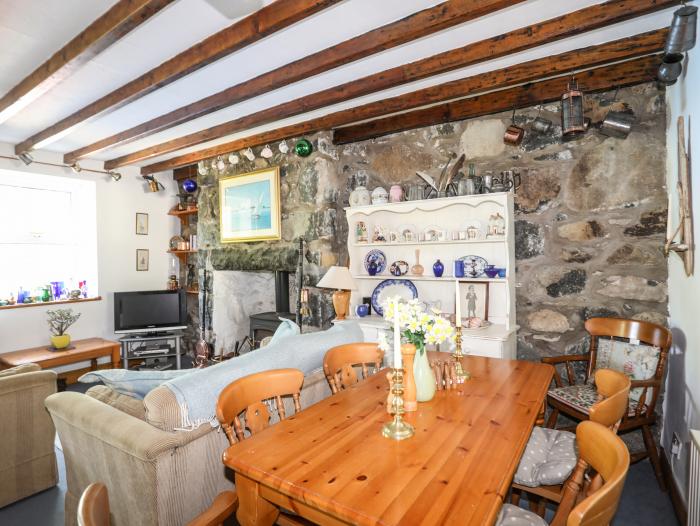 6 Maen Y Wern, Criccieth, Gwynedd. Near a National Park. Woodburning stove. Close to a beach. Garden