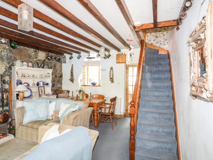 6 Maen Y Wern, Criccieth, Gwynedd. Near a National Park. Woodburning stove. Close to a beach. Garden